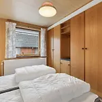 Semesterbostad Spacious Near The